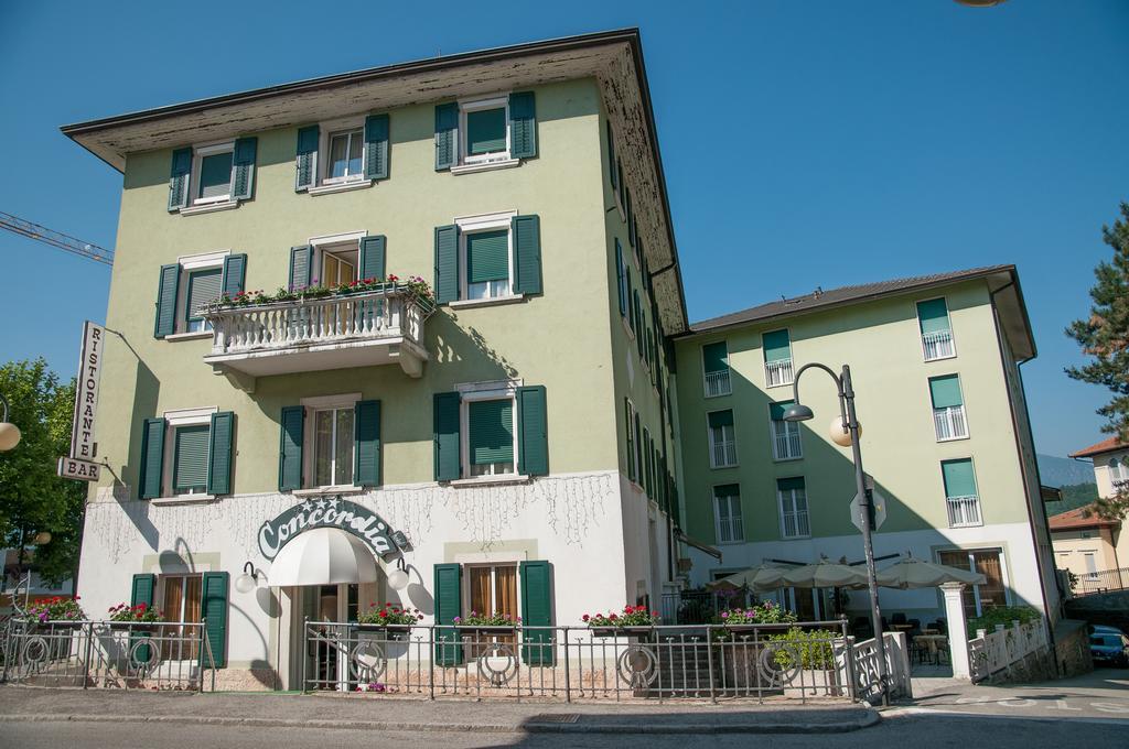 Hotel Concordia Levico Terme Bagian luar foto